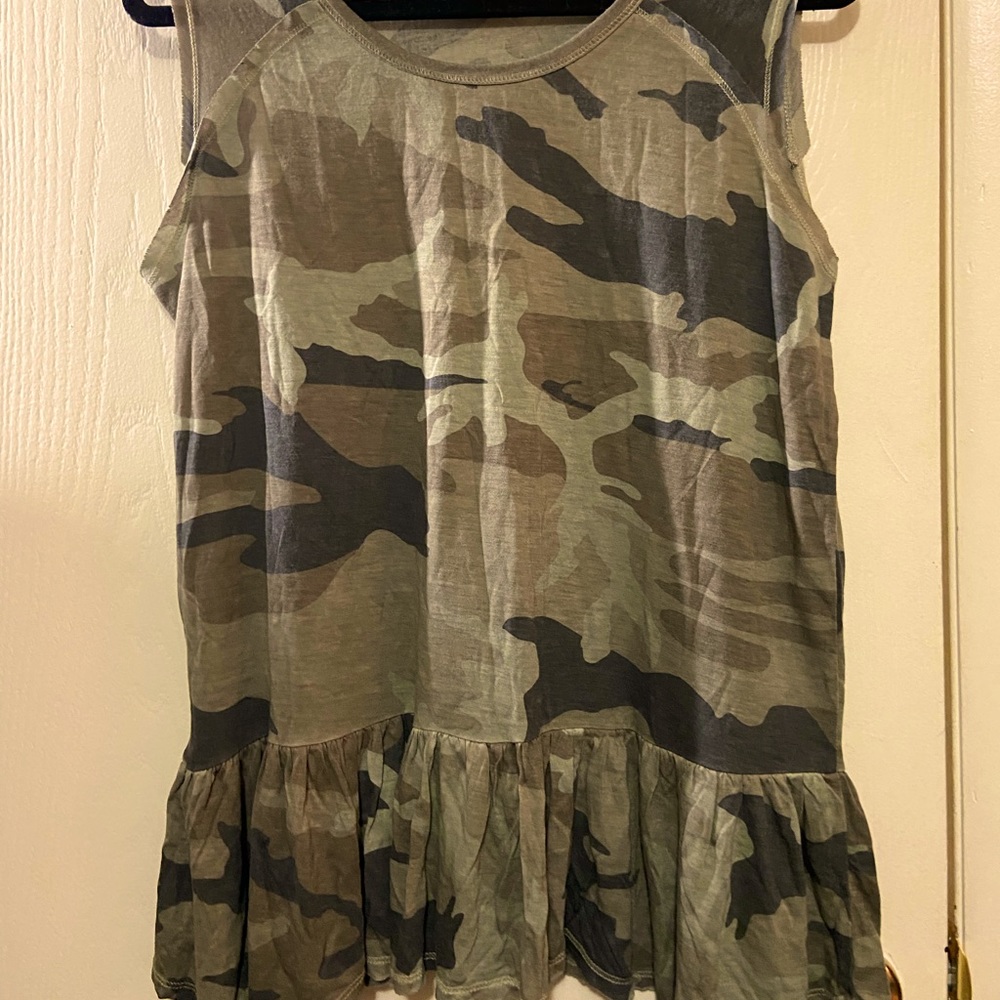 NWOT SZ DANTELLE CAMO TANK